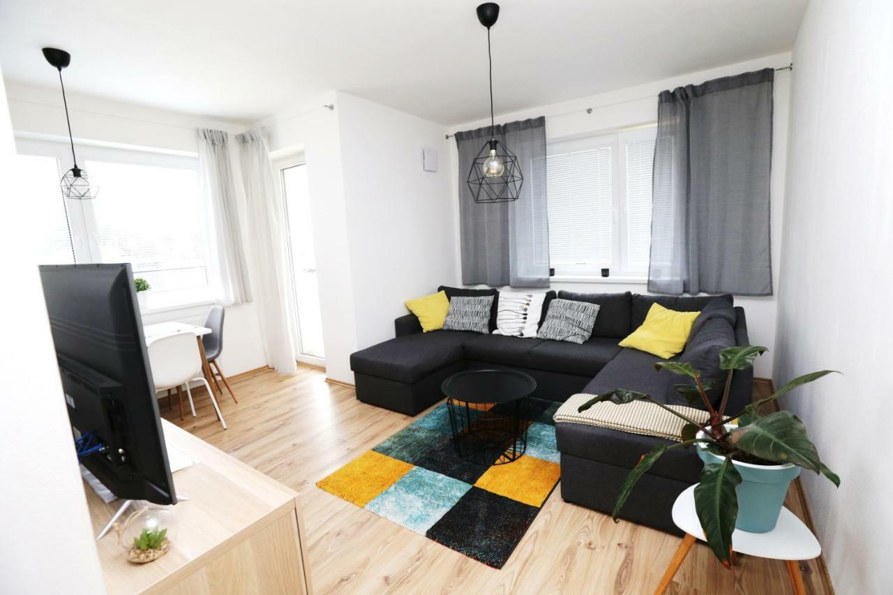 Samorin - Apartment In The Center - Private Parking - Klimatizacia Exterior foto
